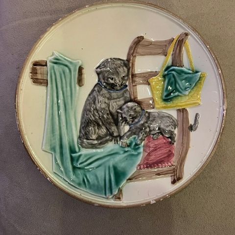 German Majolica Cat Wall Plate - NY PRIS