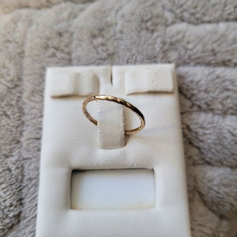 Gullfarget ring