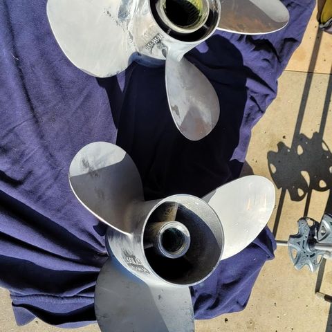 Bravo 3 propeller SOLAS  24" til salgs.