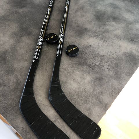 2 stk Tecnopro hoykey køller med 2 stk puck