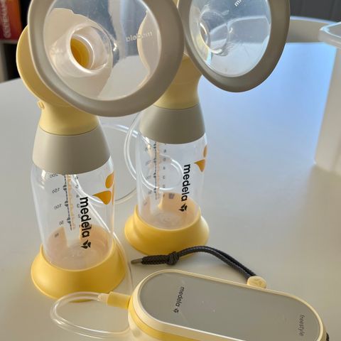 Velholdt Medela Freestyle Flex brystpumpe med masse utstyr - BEST I TEST