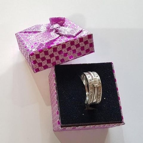Selges nydelig ring.håndlagd sølv med amerikanske zirkon