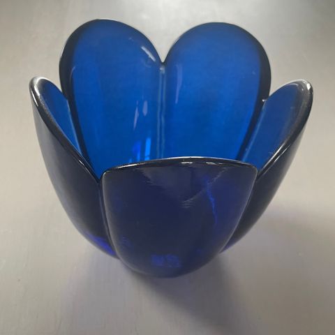 Kongeblå / koboltblå skål i glass. Laget i Spania. Formet som en blomst. Ubrukt.