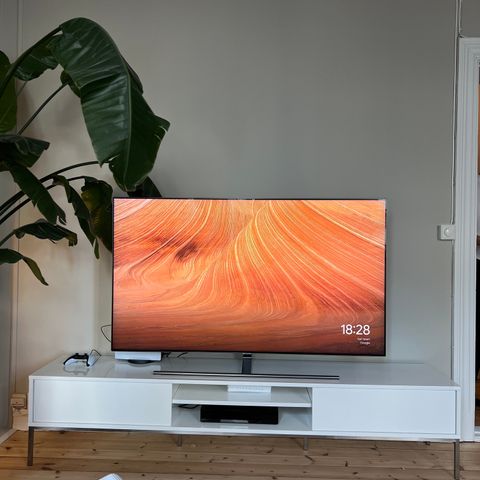 Samsung 65" 4K UHD QLED TV med One Connect-kabel og enestående bildekvalitet