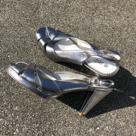 Sølvfarget sko med høy hæl str. 38 i merket B&CO