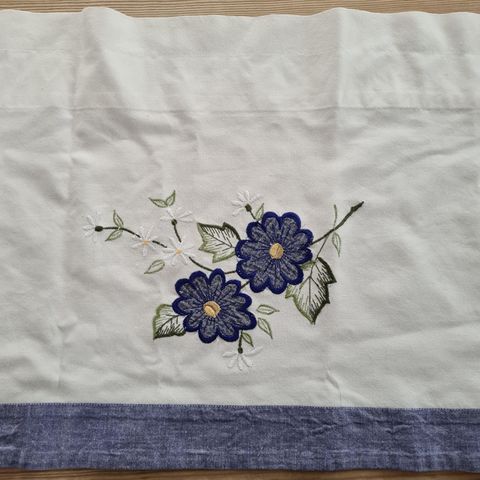 Kappe og gardin med vakre blå broderte blomster