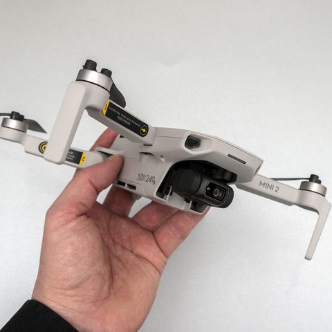 TIL LEIE: DJI Mini 2 Drone Fly More Combo (3 batterier + 4K video)