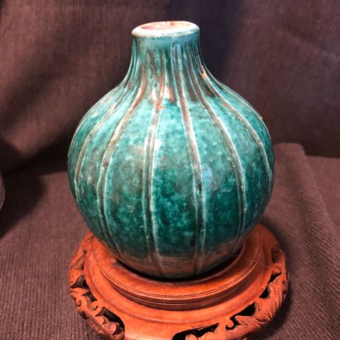 Skjønn liten vase i keramikk turkis glasur/tror GRAVEREN NORGE