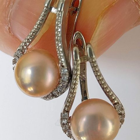 Øredobber av sølv med ekte perler og zirkon.