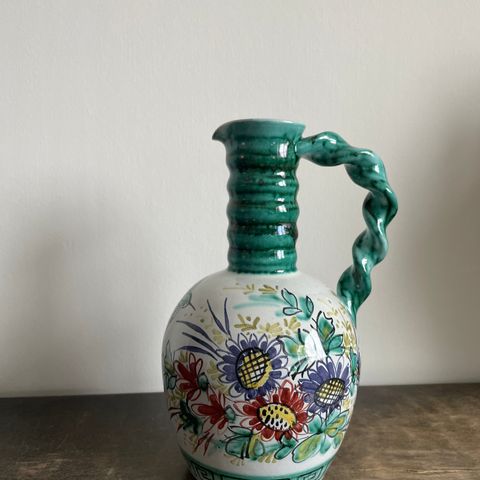 HANK keramikk vase med vridd hank, signert, 21 cm høy