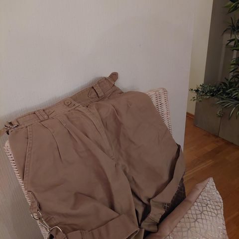 CAPRISHORTS M/TØFFE DETALJER