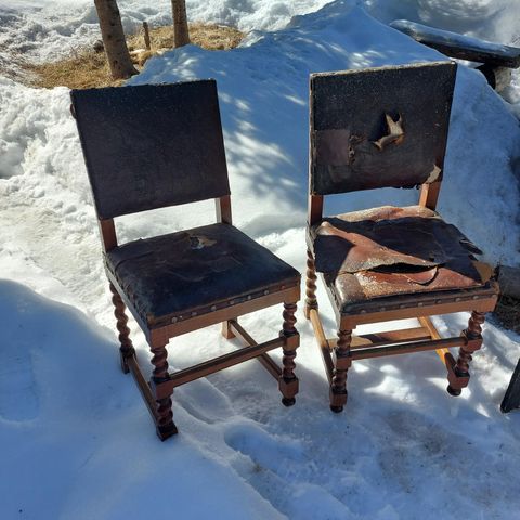 2 gamle stoler. 100 kr samlet.