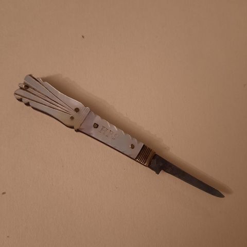 Vakker eldre lommekniv med perlemor skaft