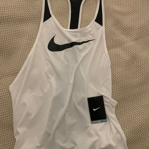 Nike top, H&M tights - Nye