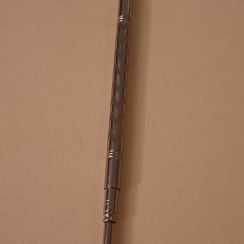 Pen liten eldre sølvfarget blyant