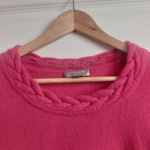 100% CASHMERE / KASJMIR. Rosa genser med lekker flettet hals.