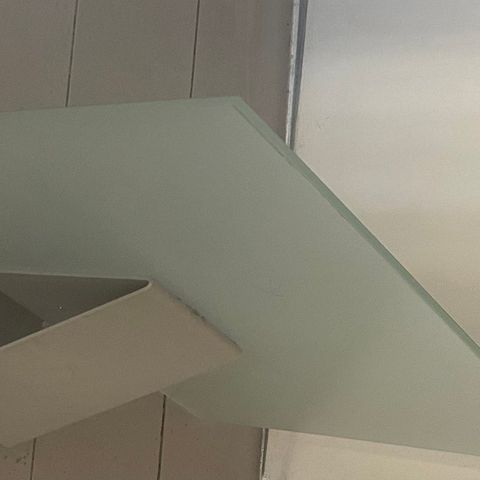Veggkonsoll/nattbord solid i glass/metall for veggmontering