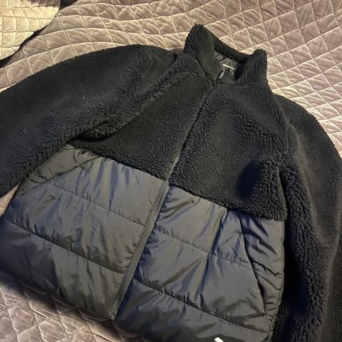 Boblejakke, puma, sherpa, str XL, litt liten i str. Knapt brukt, kr 750,-