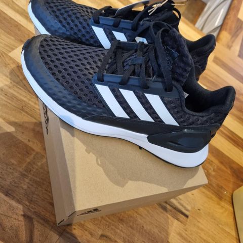 Nye Adidas joggesko str 38 2/3