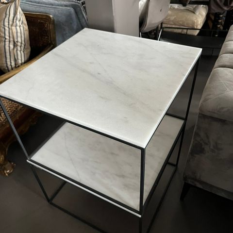Sidebord med plate i marmor