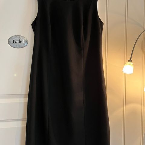Elegant svart kjole uten ermer, str 40