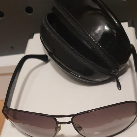 Armani solbriller til salgs!