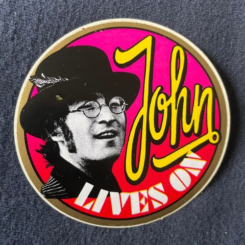 John Lennon klistremerke fra 1970-tallet