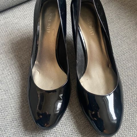 Nine West sorte lakkpumps - str 38