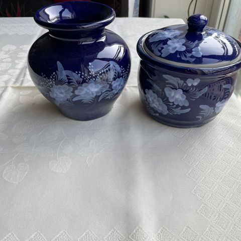 Håndmalt blå/hvitt vase og urne med lokk