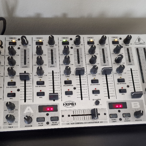 Behringer VMX1000 7-Channel Rack-Mount DJ Mixer