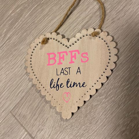 Treskilt - "BFFs last a lifetime" sort/rosa ca 20cm