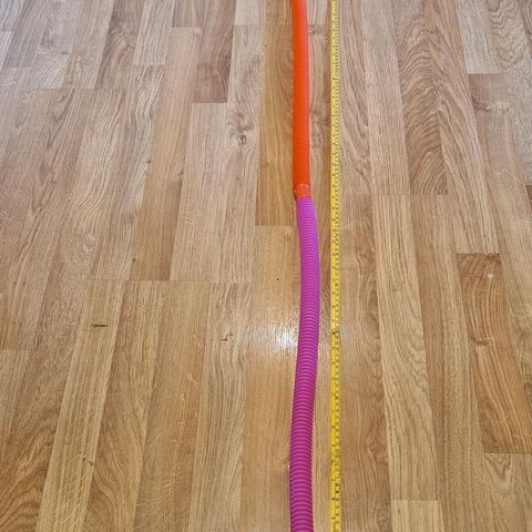 Fidjet toys 260 cm lang når den åpnes og brukes som hoppetau