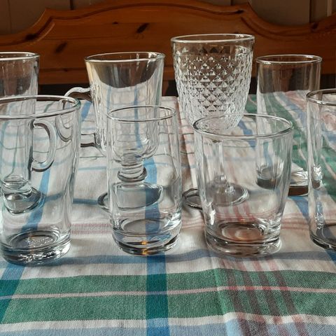 Diverse glass og glasskopper + gratis glass