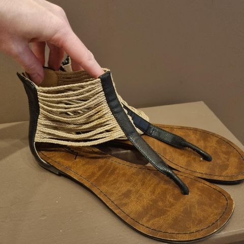 Stilige sandaler i skinn størrelse 36
