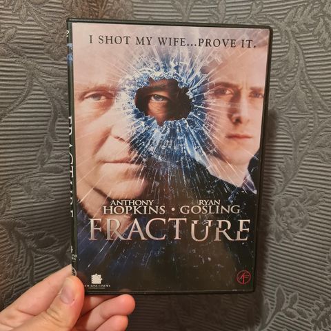 Fracture (DVD) med bonusmateriale.  Norsk tekst + flere andre språk.