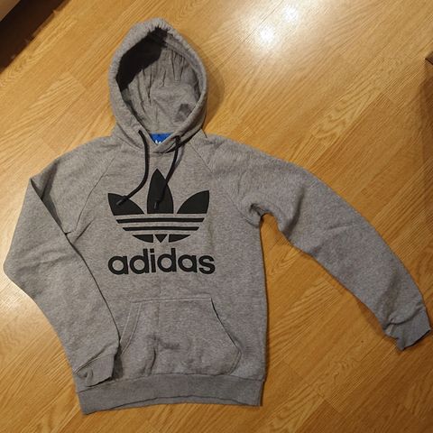 Adidas hettegenser selges