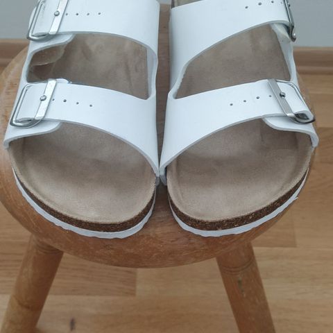 Hvite sandaler dame str 36 selges