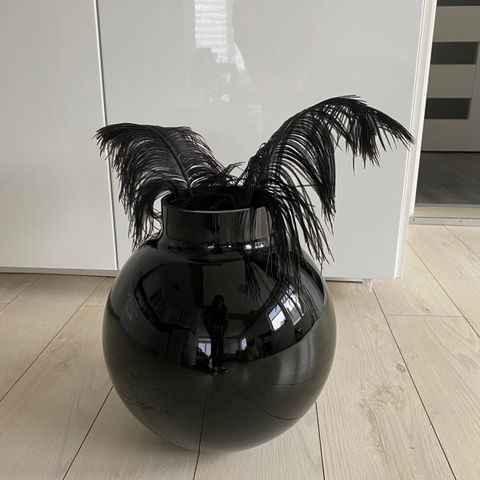 svart vase høyglans