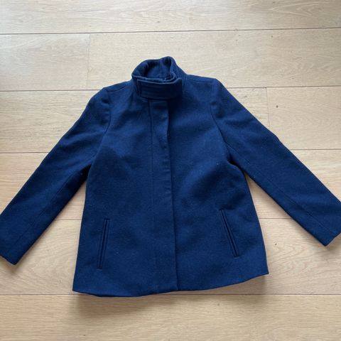 Marinblå jakke pen i ull perfekt til 17 mai stl 140