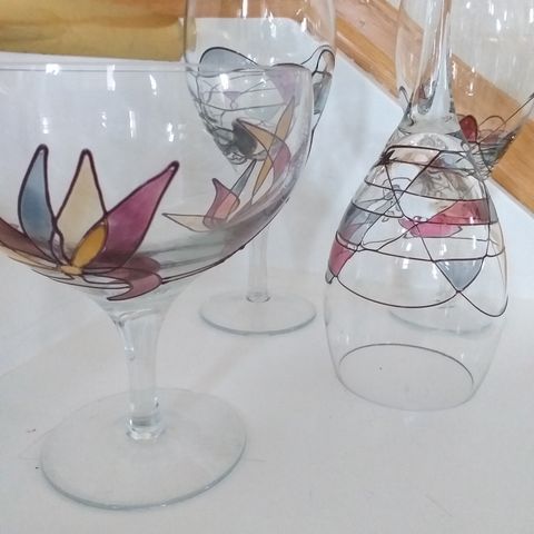 Vin glass og stettfat i glass. Hånd dekorert. Vintage