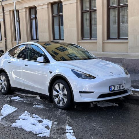 Biltur i sommer? Kjør en ny Tesla Model Y LR!