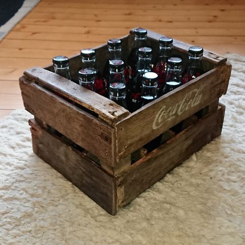 Nydelig antikk Coca Cola kasse med 12 fulle glassflasker