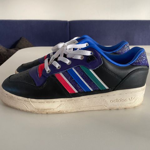 Adidas sneakers - str 42 ( US 9 1/2)