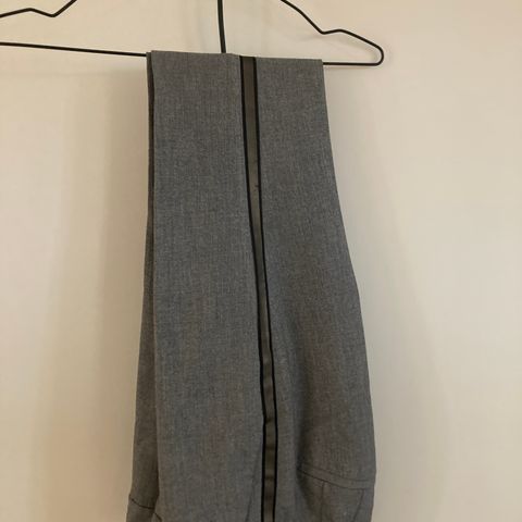 Bukse  kort grå med striper i sidene fra Zara