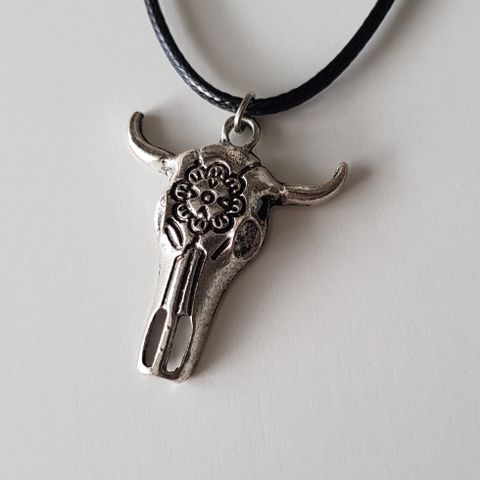 Bøffel hodeskalle smykke, ubrukt, buffalo skull necklace, kan sendes