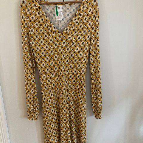 kjole gul mønster elastisk str M-L ( 38-40)