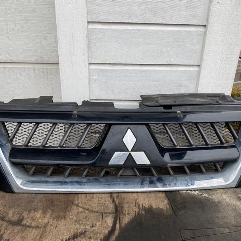 Mitsubishi Pajero 3.2 svart og grå front grill fra 2003-2006