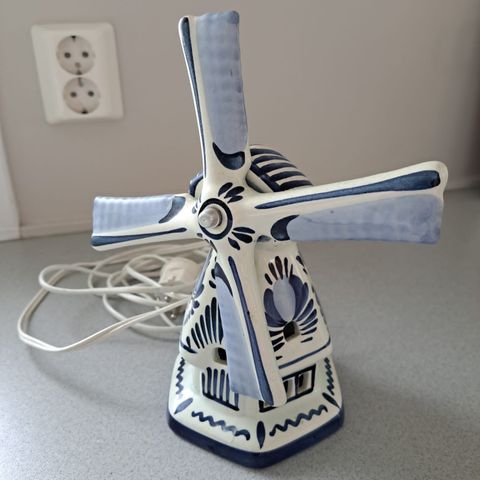 Koselig, hollandsk vindmølle lampe i porselen