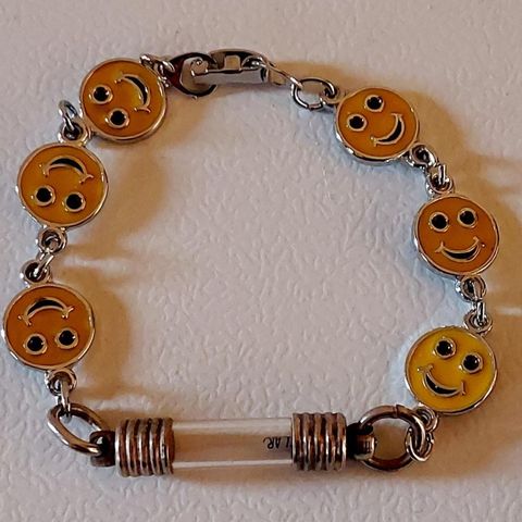 VINTAGE SMILEY ARMBÅND I METALL FRA USA.