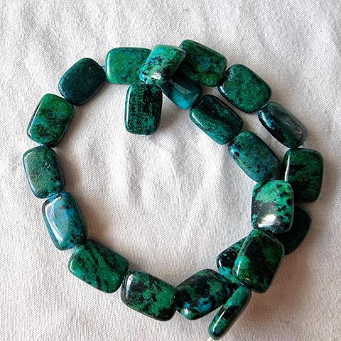 Flotte stenkomponenter i flere grønnfarger til smykker, pynt eller terapi